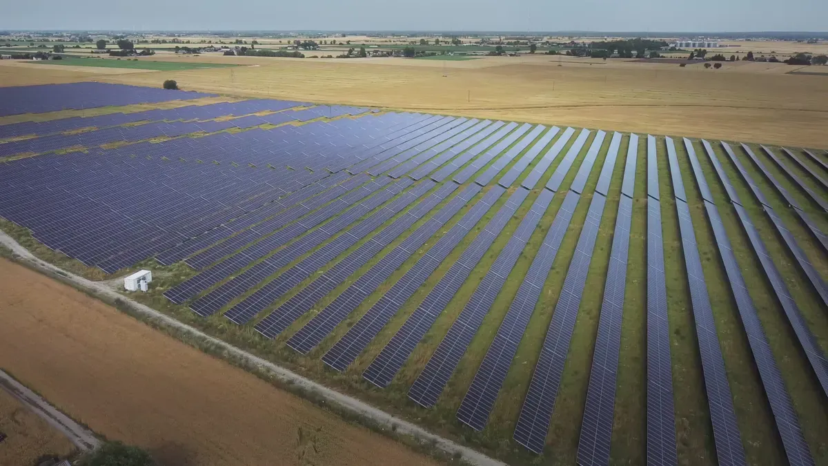 PNG Solar、晶科能源和隆基：太阳能电池板供应商对比